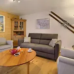 Renovated Flat Next To Cable Car דירה *